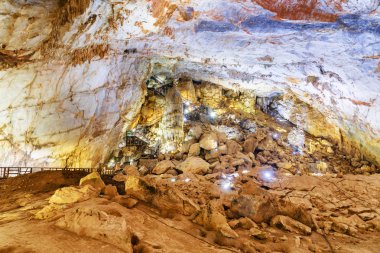 Muhteşem görüntüsü, cennet Mağarası (Thien Duong Mağarası) ve mağara, Phong Nha-Ke Bang Milli Parkı Vietnam çıkmak için önde gelen ahşap merdiven içinde dev odasının.