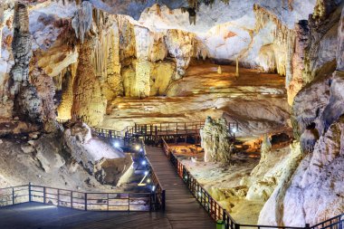 Doğal görünümü içinde cennet Mağarası (Thien Duong mağara), Phong Nha-Ke Bang Milli Parkı Vietnam dev odası. Cennet Mağarası Asya'nın popüler bir turistik 's.