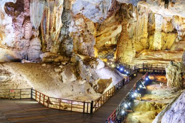 Cennet Mağarası (Thien Duong mağara), Phong Nha-Ke Bang Milli Parkı Vietnam içinde güzel dev odası görünümünü. Cennet Mağarası Asya'nın popüler bir turistik 's.