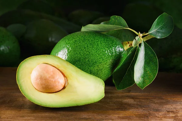 Proaspăt Coapte Avocado Verde Frunze Masă Lemn Alimente Ecologice Sănătoase — Fotografie, imagine de stoc