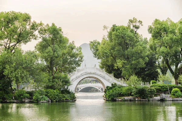 Beyaz Ikiz Mermer Köprü Guilin Park Çin Yeşil Ağaçların Arasında — Stok fotoğraf