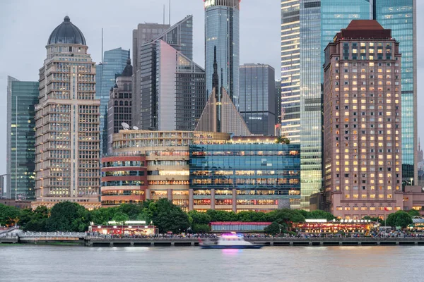 Avonds Uitzicht Wolkenkrabbers Andere Moderne Gebouwen Pudong New District Lujiazui — Stockfoto