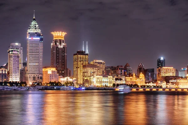 中国上海浦西天际线的壮观夜景 现代和老大厦外滩 在历史中心 黄浦江水中多彩的城市灯光 — 图库照片