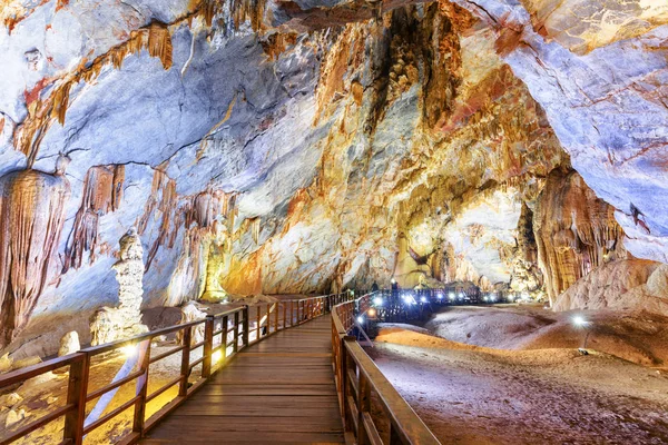Wooden Walkway Amazing Natural Corridor Paradise Cave Thien Duong Cave — Stock Photo, Image