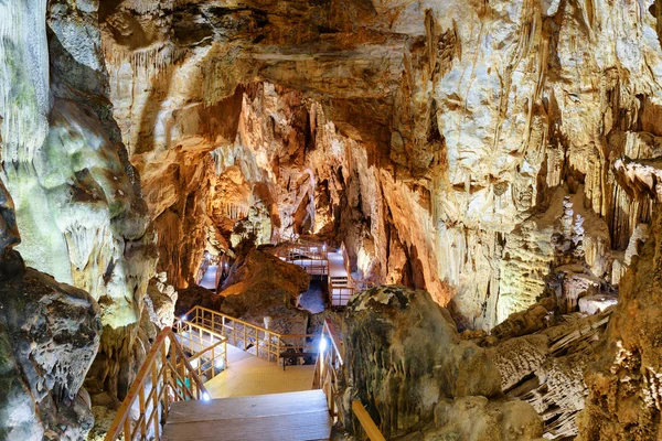 Increíble Pasadizo Subterráneo Dentro Tien Son Cave Parque Nacional Phong —  Fotos de Stock