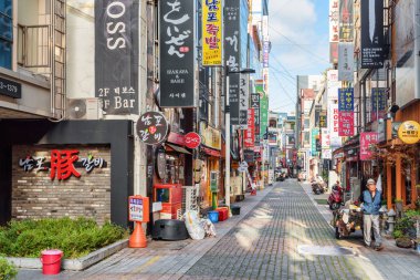 Busan, Güney Kore - 7 Ekim 2017: Busan ıssız sokakta bulunan sabah renkli tabelalar. Gwangbokro kültür ve moda Caddesi. Gwangbokro Asya'nın popüler bir turistik yer.