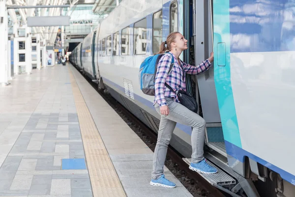 Young Female Tourist Entering Train Smiling Pretty Woman Blue Backpack — Stock Photo, Image