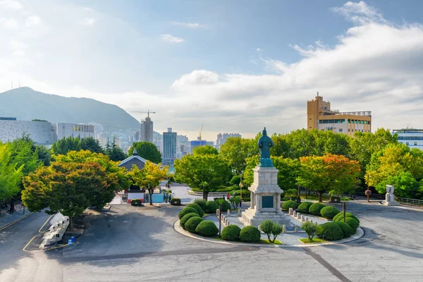 位于韩国釜山的 Yongdusan 公园风景秀丽 城市是可见的在背景 美丽的秋季景观 — 图库照片