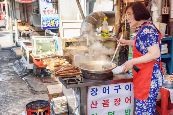 Busan Corea Del Sur Octubre 2017 Mujer Coreana Sirviendo Comida —  Fotos de Stock
