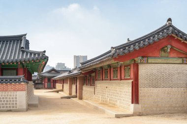 Gyeongbokgung Sarayı'nda Güney Kore'de Seul şaşırtıcı görünümü. Geleneksel Kore mimarisinin doğal binalar. Seul Asya'nın popüler bir turistik yer.