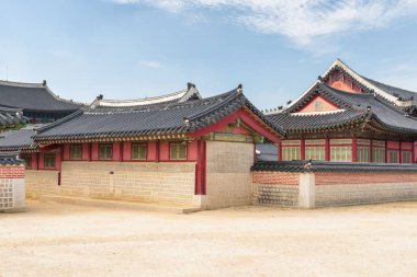 Gyeongbokgung Sarayı'nda Güney Kore'de Seul. Geleneksel Kore mimarisinin doğal binalar mavi gökyüzü arka plan üzerinde görülebilir. Seul Asya'nın popüler bir turistik yer.