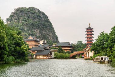 Şaşırtıcı görünümü arasında Guilin, Çin dağlarında yeşil ormanlar ve doğal karstik göl güzel kırmızı pagoda ve geleneksel Çince ahşap evler. Guilin Asya'nın popüler bir turistik yer.