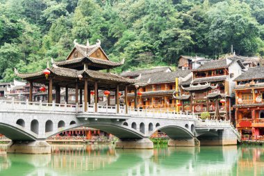 Tuojiang Nehri (Tuo Jiang Nehri) ve ormanda arka planda Phoenix antik kenti (Fenghuang County), Çin geleneksel Çin nehir binalarda doğal köprüden.