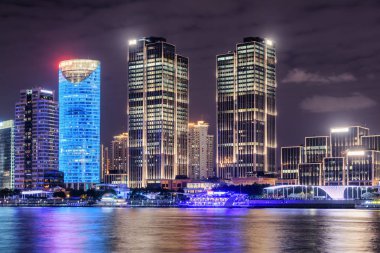 Shanghai, Çin'in şehir merkezindeki Pudong Yeni alan (Lujiazui) modern waterfront binalara harika gece manzarası. Huangpu Nehri suya yansıyan renkli şehir ışıkları.