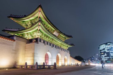 Gwanghwamun inanılmaz gece view adlı şehir Seul Güney Kore'de. Gyeongbokgung Sarayı Ana ve en büyük kapısı. Seul Asya'nın popüler bir turistik yer. Güzel cityscape.