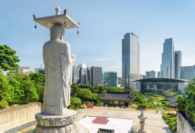 Bongeunsa Tapınağı'nda Gangnam bölgesinde Seoul, Güney Kore Seul manzarası doğal görünümünü. Buda heykelinin arkadan görünüm. Şaşırtıcı cityscape güneşli gün yaz.