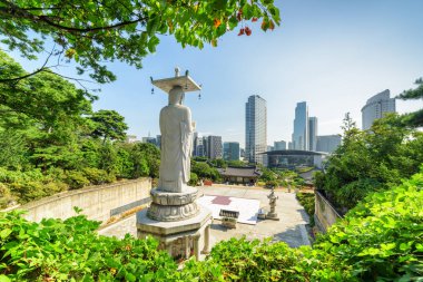 Bongeunsa Tapınağı'nda Gangnam bölgesinde Seoul, Güney Kore Seul manzarası güzel bir bakış. Buda heykelinin arkadan görünüm. Doğal cityscape güneşli gün yaz.