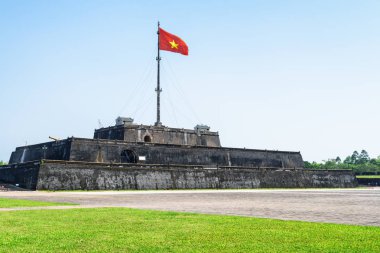 Doğal görünümü Vietnam (kırmızı bayrak altın bir yıldız ile) bir kule mavi gökyüzü arka plan Hue, Vietnam için üzerinde kalenin içinde çırpınan bayrak ve bir kare. Kalenin içinde İmparatorluk kentidir.