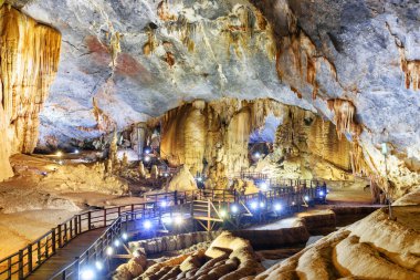 Cennet Mağarası (Thien Duong mağara), Phong Nha-Ke Bang Milli Parkı Vietnam içinde harika dev odası arasında ahşap dolambaçlı geçit. Cennet Mağarası Asya'nın popüler bir turistik 's.