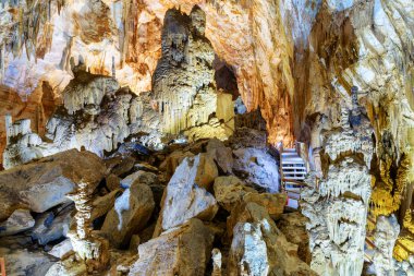 Doğal dikitler Tien oğlu mağara, Phong Nha-Ke Bang Milli Parkı Vietnam içinde. Tien oğlu mağara Asya'nın popüler bir turistik 's.