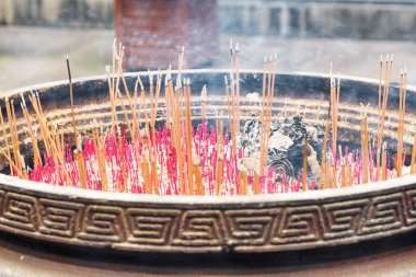 Çinli Budist Tapınağı Closeup görünümü yanan tütsü sopa