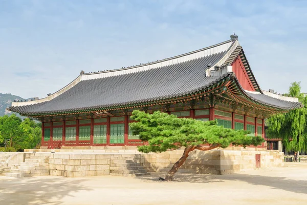 在韩国首尔的蓝天背景下 景福宫宫 Sujeongjeon 厅的美景 建设传统的韩国建筑 首尔是亚洲最受欢迎的旅游胜地 — 图库照片