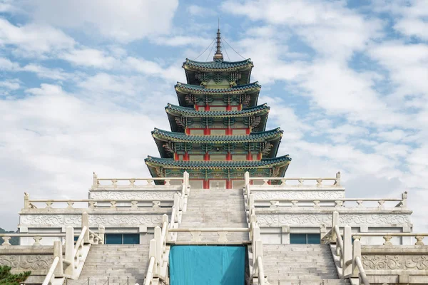 在首尔的蓝天背景下 韩国国立民俗博物馆的神奇塔 韩国传统建筑的美丽建筑 首尔是亚洲最受欢迎的旅游胜地 — 图库照片