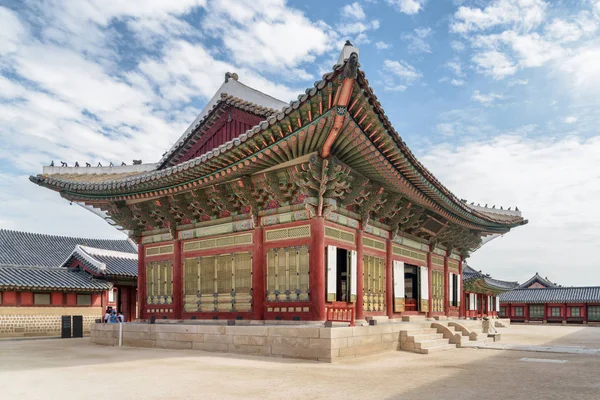 Smuk Udsigt Farverige Sajeongjeon Hall Gyeongbokgung Palace Blå Himmel Baggrund - Stock-foto