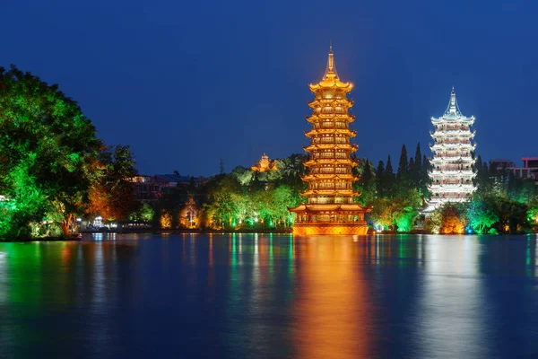 Bela Vista Noturna Dos Pagodes Gêmeos Sol Lua Lago Shanhu — Fotografia de Stock