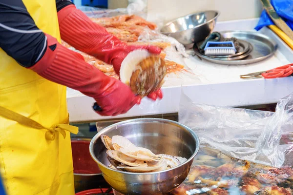 Verkäufer Öffnet Muscheln Auf Dem Fischmarkt Fischhändler Mit Gelber Schürze — Stockfoto