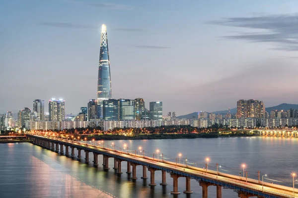在韩国首尔市中心的摩天大楼的黄昏景色 风景秀丽的现代塔和乐天铁路桥梁在汉江 美丽的城市景观 — 图库照片