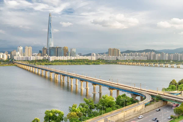 韓国のソウルの繁華街で漢江の橋の見事な景色 超高層ビルは 曇り空を背景に表示されます 美しい街並み ソウルは アジアの人気観光地です — ストック写真