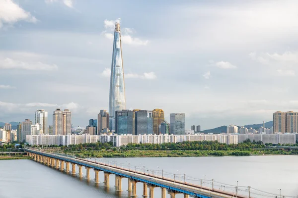 モダンなタワーと蚕室漢江 韓国のソウルの繁華街で鉄道橋の素晴らしい景色 風光明媚な超高層ビルは 青い空を背景に表示されます 素晴らしい景観 — ストック写真