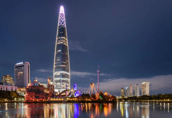 Fantastiska Nattvisning Skyskrapa Vid Sjön Downtown Seoul Sydkorea Färgstarka Stadens — Stockfoto