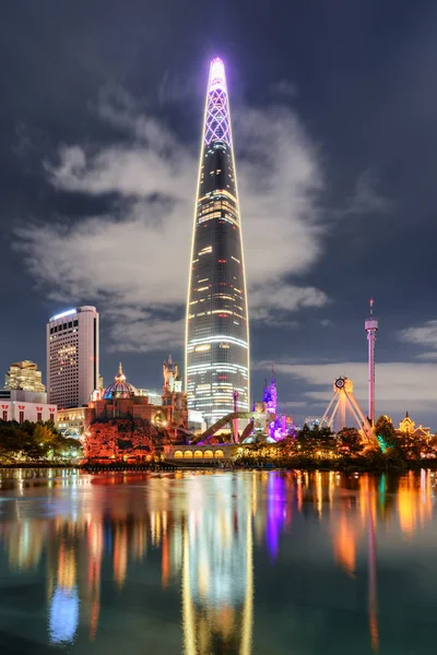 超高層ビルの風光明媚な夜景が 韓国のソウルの繁華街で湖に反映されます 素晴らしい近代的なタワーが曇り空の背景に表示されます 素晴らしい景観 — ストック写真