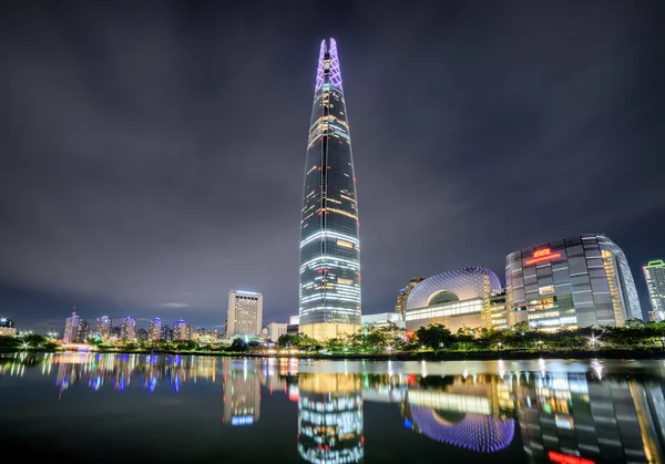 高層ビルやその他の近代的な建物の美しい夜景は 韓国のソウルの繁華街で湖に反映されます 素晴らしい街並み 素敵なソウルのスカイライン — ストック写真