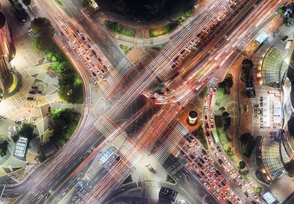 韓国のソウルのダウンタウンでの道路の交差点の平面図です 車や路上で夜にカラフルなバス 夜都市交通 ソウルは アジアの人気観光地です — ストック写真