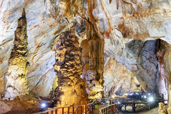 Hermosas Estalagmitas Gigantes Dentro Paradise Cave Cueva Thien Duong Parque —  Fotos de Stock