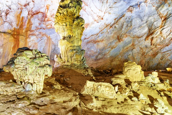 놀라운 파라다이스 Phong Nha 공원에서 베트남에서 파라다이스 동굴은 아시아의 — 스톡 사진