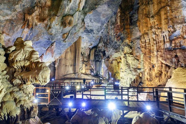 Increíble Vista Pintoresca Pasarela Madera Dentro Paradise Cave Thien Duong —  Fotos de Stock