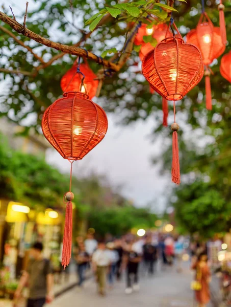 Magnifique Vue Soir Sur Arbre Vert Décoré Lanternes Rouges Traditionnelles — Photo