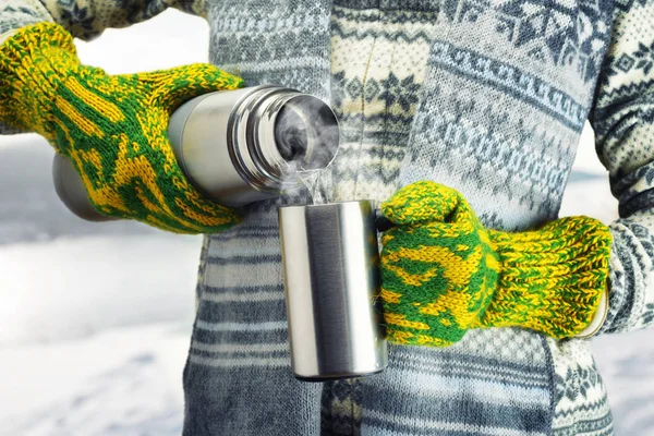 Donna Sta Versando Una Bevanda Calda Tazza Thermos — Foto Stock