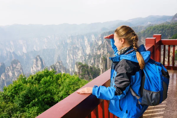 中国湖南省张家界国家森林公园 有蓝色背包的年轻女性游客 享有美丽的山景 她的头发编织成法国辫子 户外肖像 — 图库照片