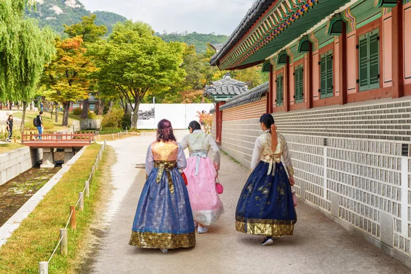 Seoul Südkorea Oktober 2017 Mädchen Traditioneller Koreanischer Kleidung Hanbok Gyeongbokgung — Stockfoto