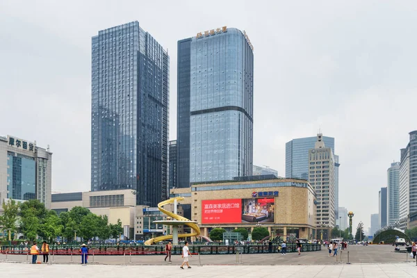 中国成都 2017年9月25日 天府广场现代高层建筑景观景观 人民南路在右侧可见 成都是亚洲最受欢迎的旅游胜地 — 图库照片