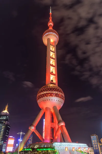 ダウンタウンで浦東新区 陸家嘴 で上海 2017 美しい夜ビュー光る東方明珠塔の赤い色 タワーは上海のランドマーク — ストック写真