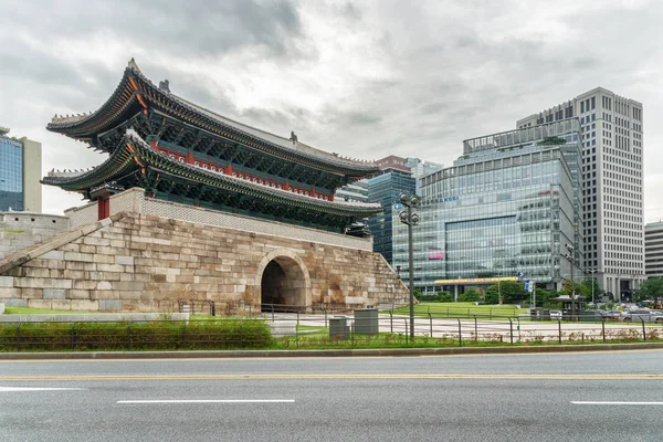 Seoul Sydkorea Oktober 2017 Scenic Visning Sungnyemun Gate Moderne Bygninger - Stock-foto