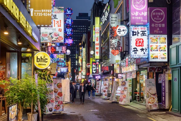 2017年10月10日 令人惊叹的街景狭窄的街道在市中心 游客和居民沿着酒吧和餐馆散步 首尔是亚洲最受欢迎的旅游胜地 — 图库照片
