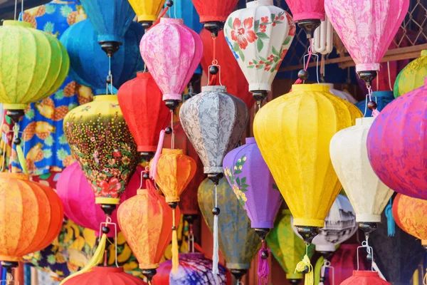 越南海安 2018年4月11日 传统的五颜六色的丝绸灯笼在纪念品商店在海一个古镇 是亚洲受欢迎的旅游胜地 — 图库照片