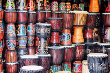 Fenghuang, Çin - 22 Eylül 2017: Renkli ahşap djembe davul Phoenix antik kenti (Fenghuang) Hediyelik eşya dükkanında. Fenghuang Asya'nın popüler bir turistik yer.
